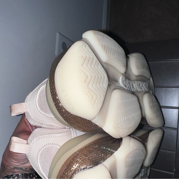 BALENCIAGA WOMEN'S TRIPLE S CLEAR SOLE SNEAKER IN BEIGE- Dust bag not included - Picture 3 of 6